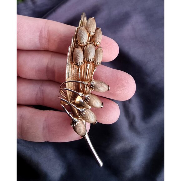 Rare Find Vintage HATTIE CARNEGIE Signed Gold Bronze Tone Lily Brooch Pin - Picture 5 of 6